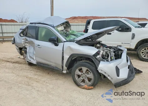 2022 Toyota Rav4 Le z USA, uszkodzony, nr VIN JTMLWRFV6ND568949